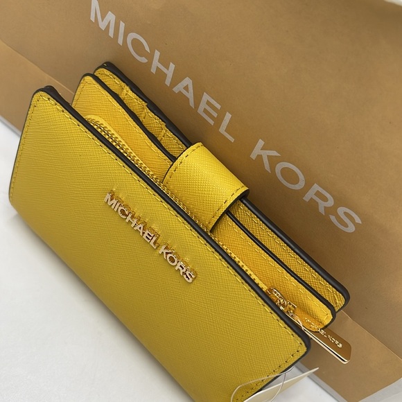 Michael Kors Medium Crossgrain Leather Wallet
COLOR GOLDEN YELLOW
NWT - Picture 3 of 16